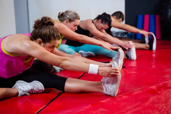 Idrottare som tränar stretch övning — Stockfoto