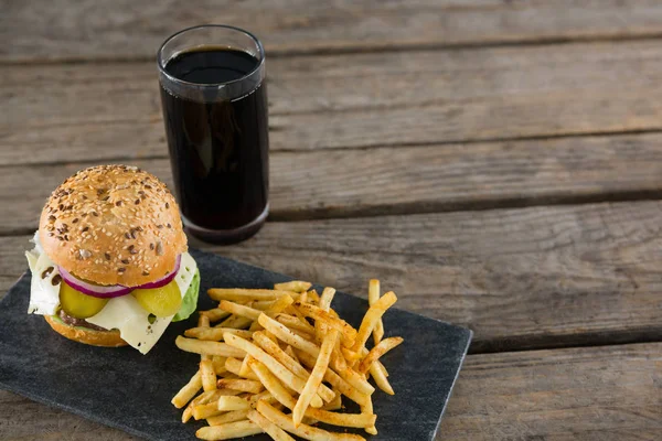 Cheeseburger mit Pommes und Getränk — Stockfoto