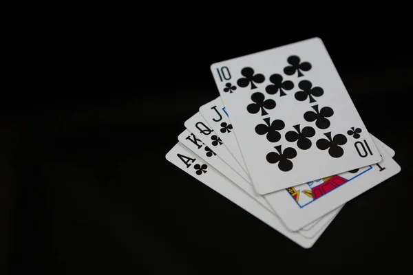 Παίζοντας χαρτιά στο καζίνο — Φωτογραφία Αρχείου