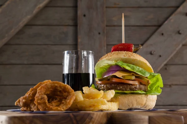 Hamburger met uienringen en Franse frietjes — Stockfoto