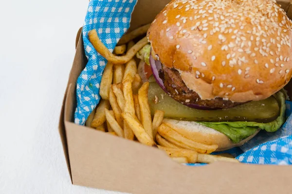 Hamburgare och pommes frites — Stockfoto