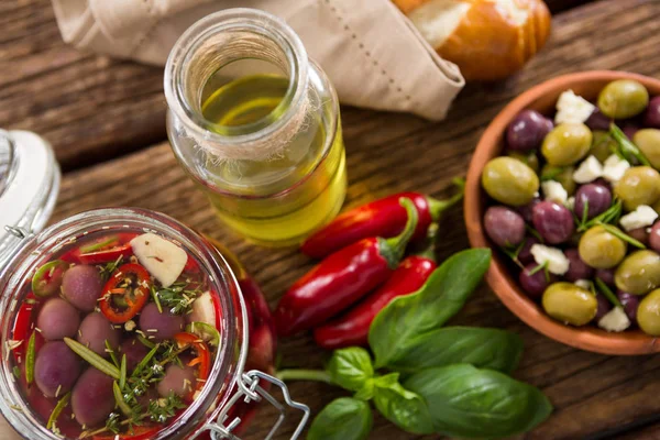 Маринованные оливки с перцем и базиликом — стоковое фото