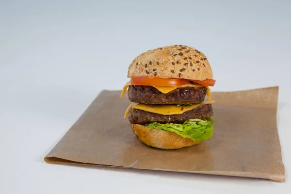 Hamburger auf braunem Papier — Stockfoto