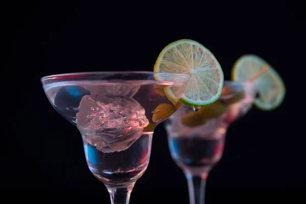 Cocktails Martini mit Oliven — Stockfoto