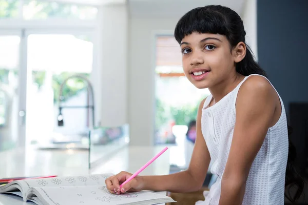 Dibujo de niña en libro —  Fotos de Stock