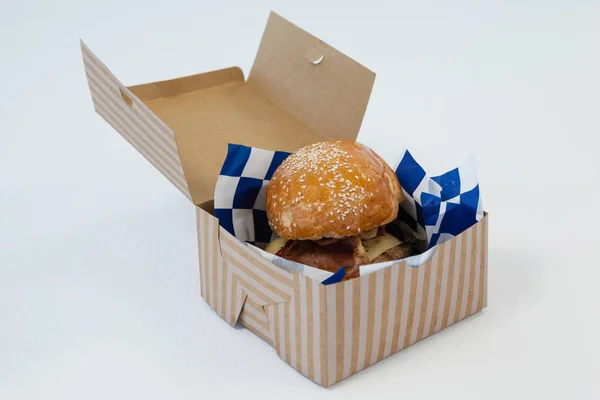 Hamburger im Take-away-Container — Stockfoto