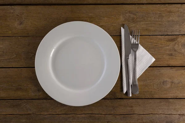 Placa blanca con cubiertos y servilleta — Foto de Stock