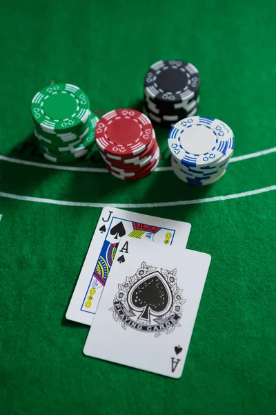 Casino-Chips mit Spielkarten — Stockfoto