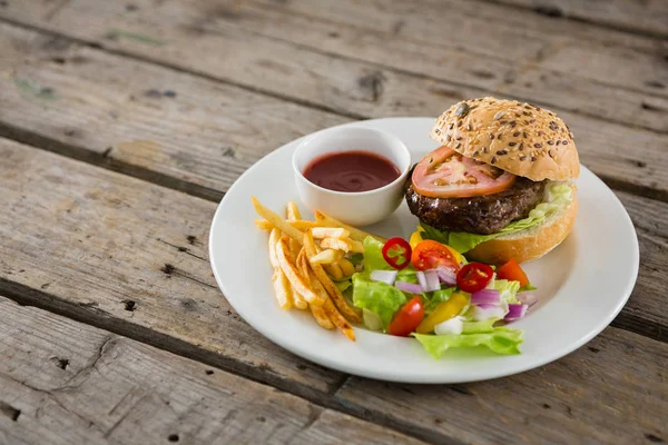 Salada com hambúrguer e batatas fritas — Fotografia de Stock