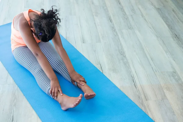 Chica haciendo ejercicio en la alfombra de ejercicio —  Fotos de Stock