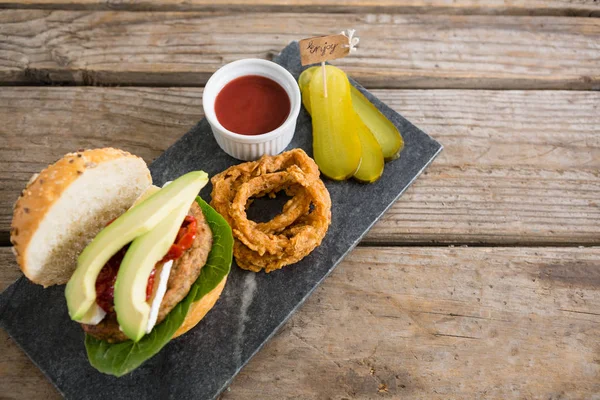 ハンバーガーと野菜のオニオン リング — ストック写真