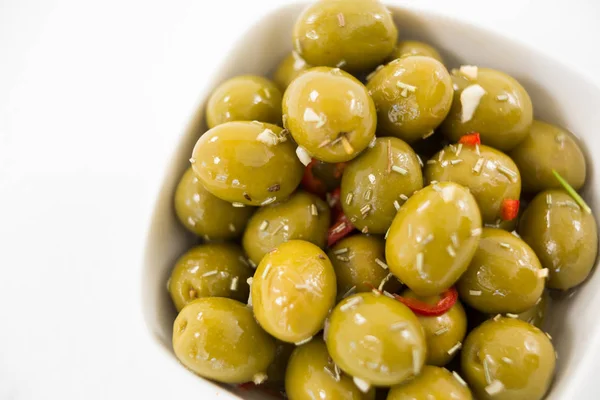 Marinierte Oliven in Schüssel — Stockfoto