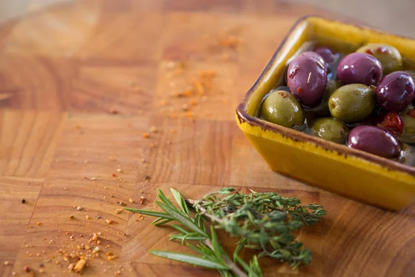 Маринованные оливки с травами — стоковое фото