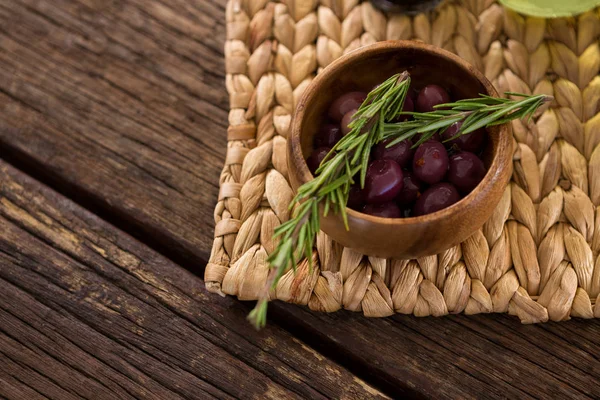 Kase ve biberiye dal içinde Marine zeytin — Stok fotoğraf