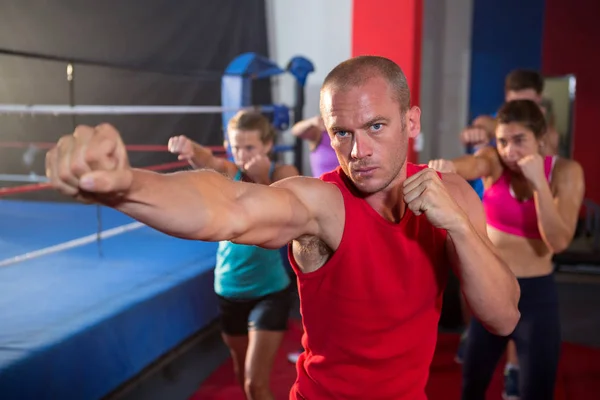 Atleet ponsen naast boksring — Stockfoto