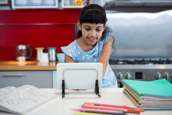 Ragazza sorridente utilizzando tablet digitale — Foto Stock