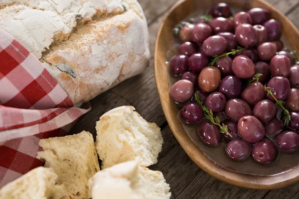 Marynowane oliwki z bochenka chleba — Zdjęcie stockowe