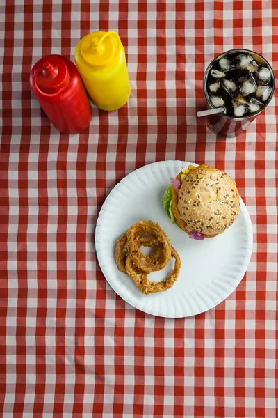 Hamburger s hranolky a studený nápoj — Stock fotografie