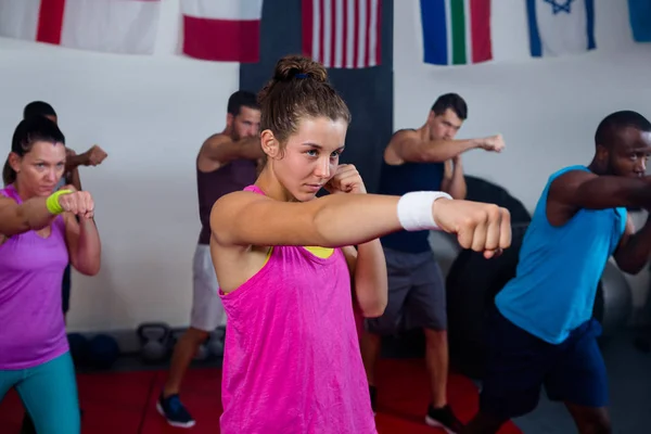Jonge sporters beoefenen van boksen — Stockfoto