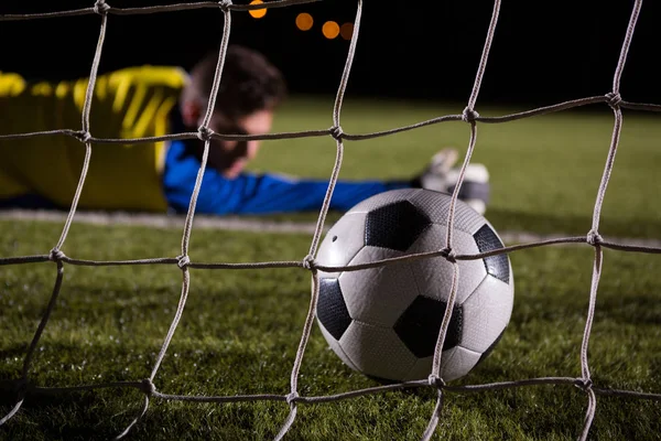 Balón de fútbol volando en poste de gol —  Fotos de Stock