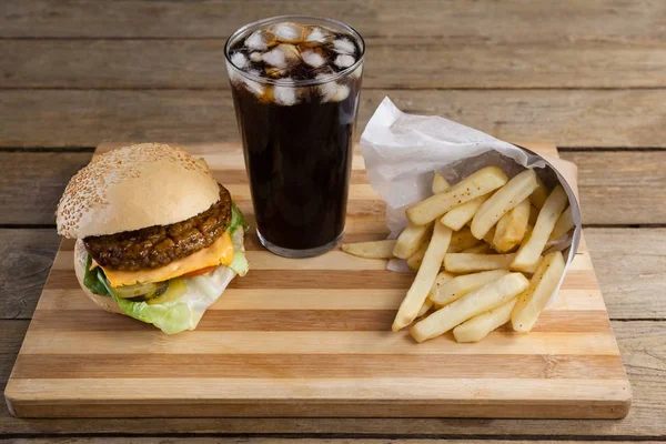 Hamburger mit Pommes und Kaltgetränk — Stockfoto