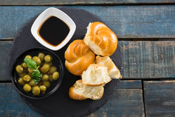 Azeitonas marinadas com pedaços de pão — Fotografia de Stock