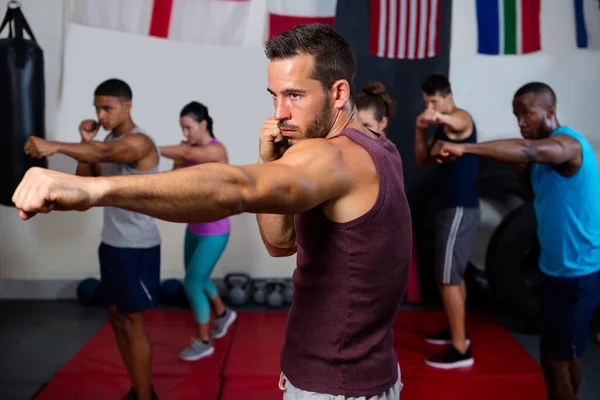 Jeunes athlètes pratiquant la boxe — Photo