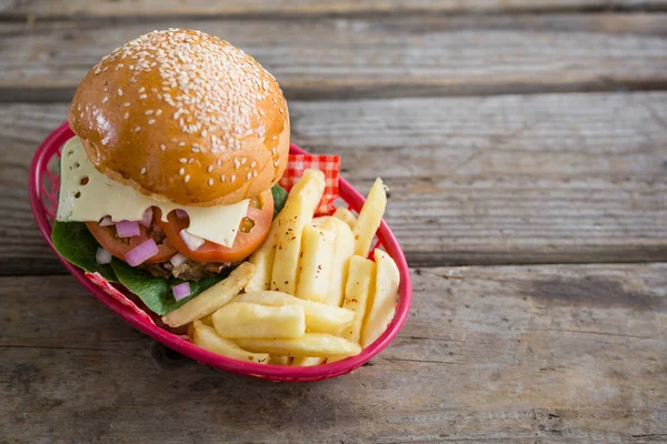 치즈 버거, 감자 튀김 바구니에 — 스톡 사진