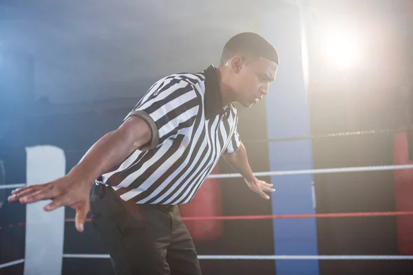 Schiedsrichter zeigt Handzeichen im Ring — Stockfoto