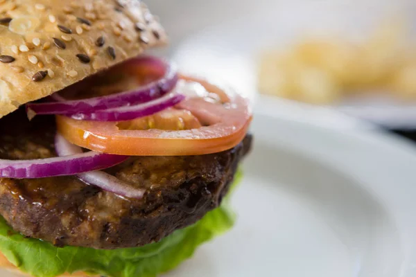 Färska grönsaker i hamburgare — Stockfoto