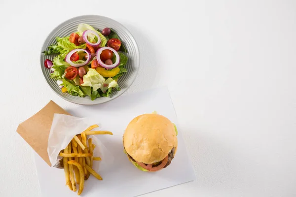 햄버거와 감자 튀김 샐러드 — 스톡 사진