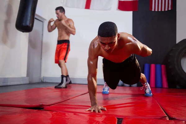 Hommes faisant de l'exercice en studio de fitness — Photo