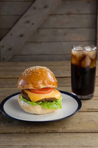 Hamburger im Teller mit Glas Kaltgetränk — Stockfoto