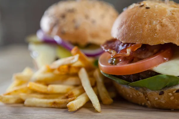 Hamburgare och pommes frites — Stockfoto