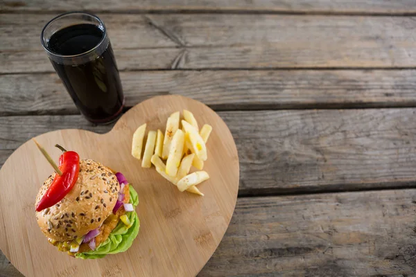 Hambúrguer com batatas fritas e bebida — Fotografia de Stock