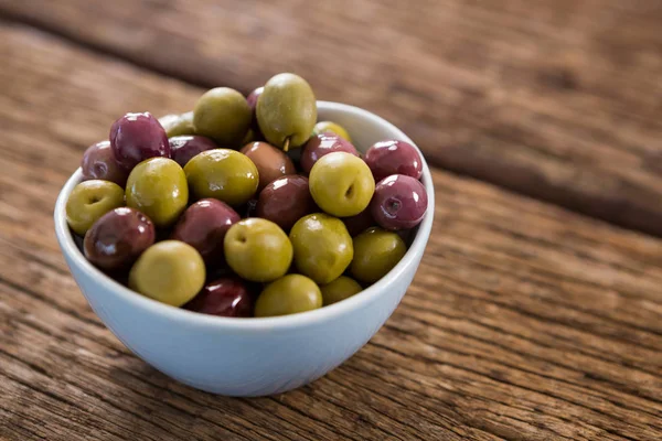 Marinierte Oliven in weißer Schüssel — Stockfoto