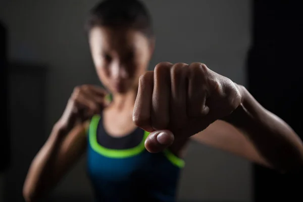 Mujer practicando boxeo en gimnasio —  Fotos de Stock