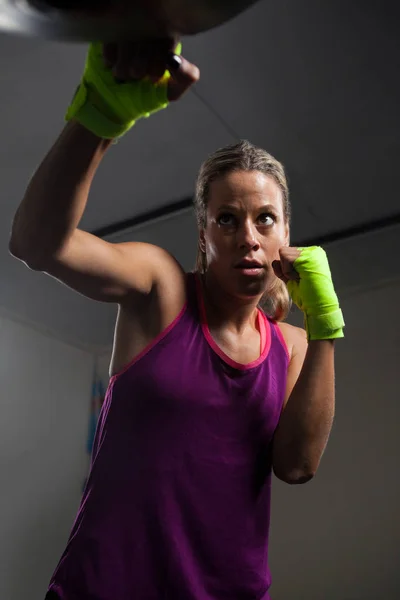 Kobieta, uprawiania boksu w fitness studio — Zdjęcie stockowe