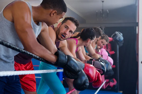 Müde Boxer an Seil gelehnt — Stockfoto