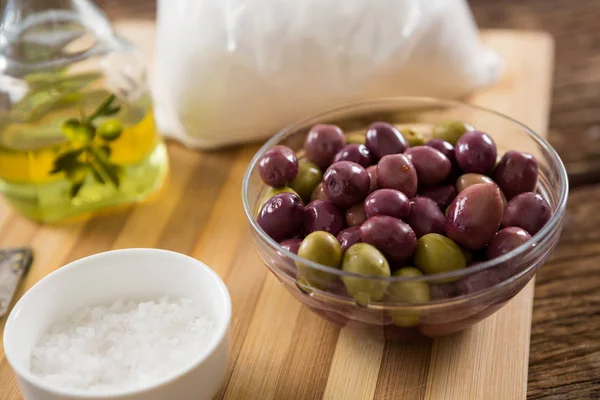 Aceitunas marinadas en tazón — Foto de Stock