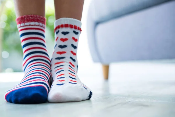 Mädchen trägt gemusterte Socken — Stockfoto