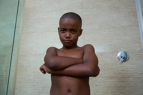 Hemdloser Junge mit verschränkten Armen — Stockfoto