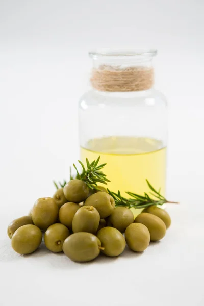 Aceitunas marinadas y frasco de aceite — Foto de Stock