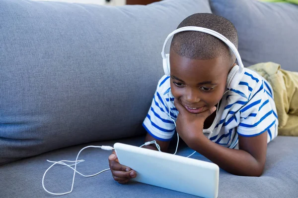 Jongen met digitale tablet — Stockfoto