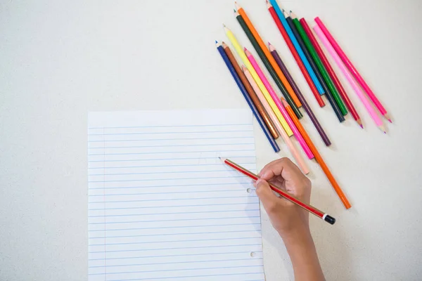 Mädchen zeichnen auf Papier — Stockfoto