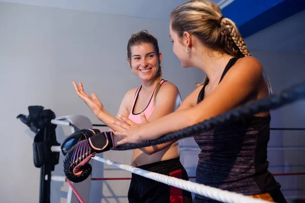 Trainee and coach standing in boxing ring — Stock Photo, Image