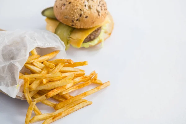 Franse frietjes en Hamburger — Stockfoto