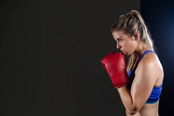 Mujer practicando boxeo en gimnasio —  Fotos de Stock