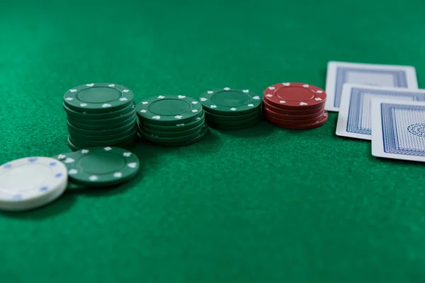 Pokerchips en -kaarten — Stockfoto