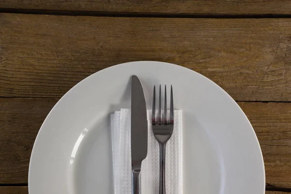 Fehér tányér, evőeszköz és szalvéta — Stock Fotó